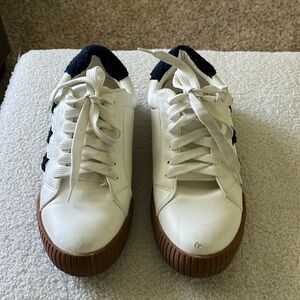Vintage Havana gym shoes size 7.5 in good condition minus the front toe see pic